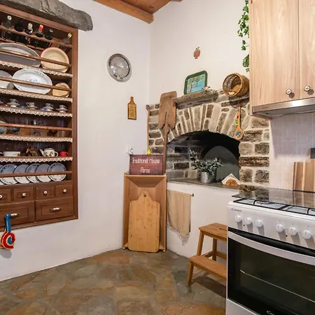 Apartment Savvas's Traditional House Paros